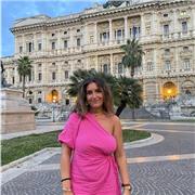 Soy una persona con mucha experiencia con niños. Hablo inglés e italiano con fluidez y soy graduada en arte y diseñadora gráfica